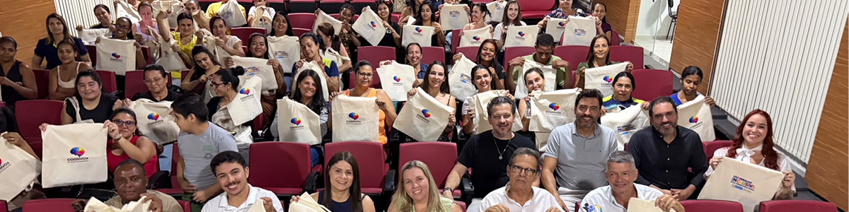 Foto ilustrativa de estudante em atividade escolar inclusiva