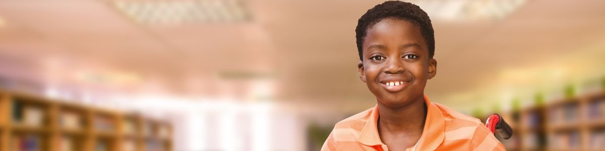 Estudante em ambiente escolar inclusivo